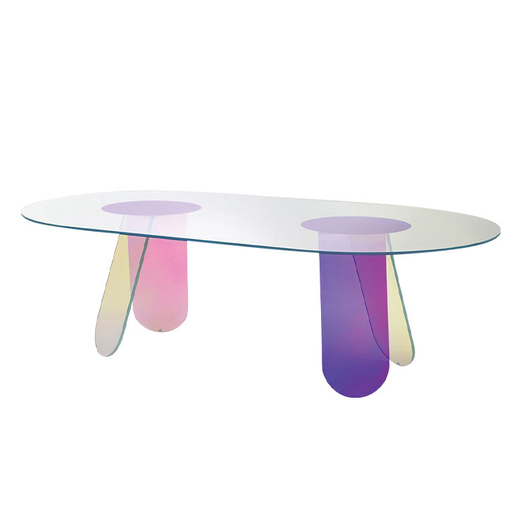 글라스 이탈리아의 시머 커피 테이블 유리로 만든 원형 테이블이다. 빛이 투과되며 매번 다른 컬러를 반사해 집 안 분위기를 살려준다. 유니크한 디자인이 포인트로, 이 테이블 하나면 홈 카페 분위기를 연출할 수 있다. 4백77만원.