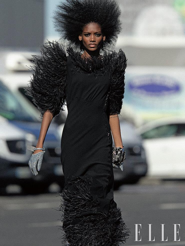깃털을 더한 블랙 드레스는 7075파운드, Michael Kors Collection. 주얼 장식의 장갑은 1196파운드, Off-White™. 이브닝 클러치백은 2990파운드, Alexander McQueen. 