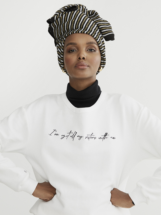 레인지의 티셔츠를 입은 모델 할리마 아덴. 
