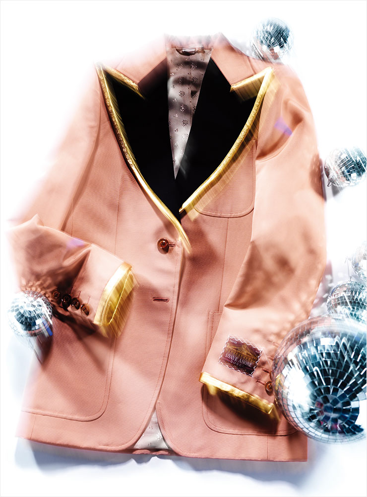 피크트 라펠의 빈티지 핑크 컬러 재킷은 5백30만원, Gucci.