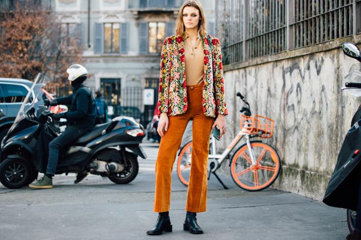 화려한 패턴 재킷과 오렌지 컬러의 팬츠로 레트로 무드를 완성한 모델 카라 테일러.