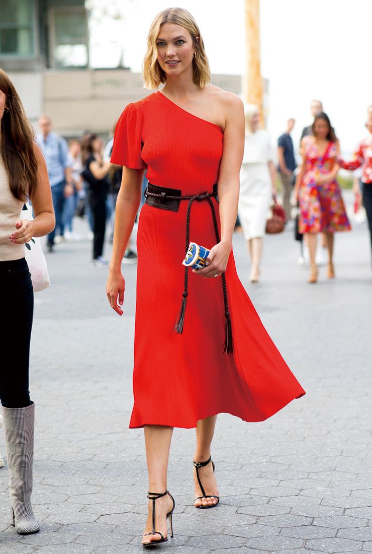 톱모델 칼리 크로스는 원 숄더 드레스에 동양적인 디자인의 오비 벨트를 묶어 슬림한 실루엣을 강조했다. 