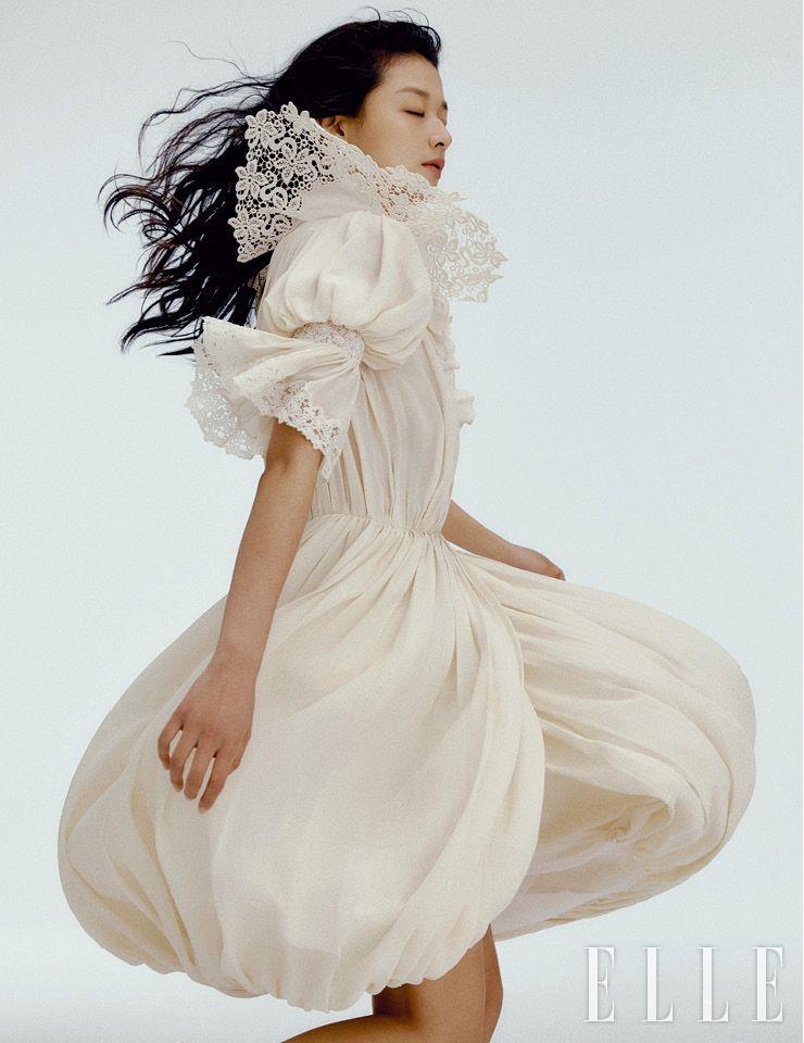 풍성한 주름 디테일과 섬세한 레이스 장식이 돋보이는 드레스는 가격 미정, Louis Vuitton.