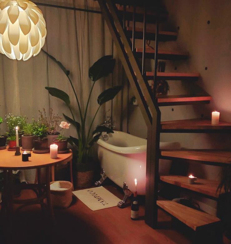 조명과 욕조가 공간 전체에 로맨틱한 감성을 불어넣는다.
