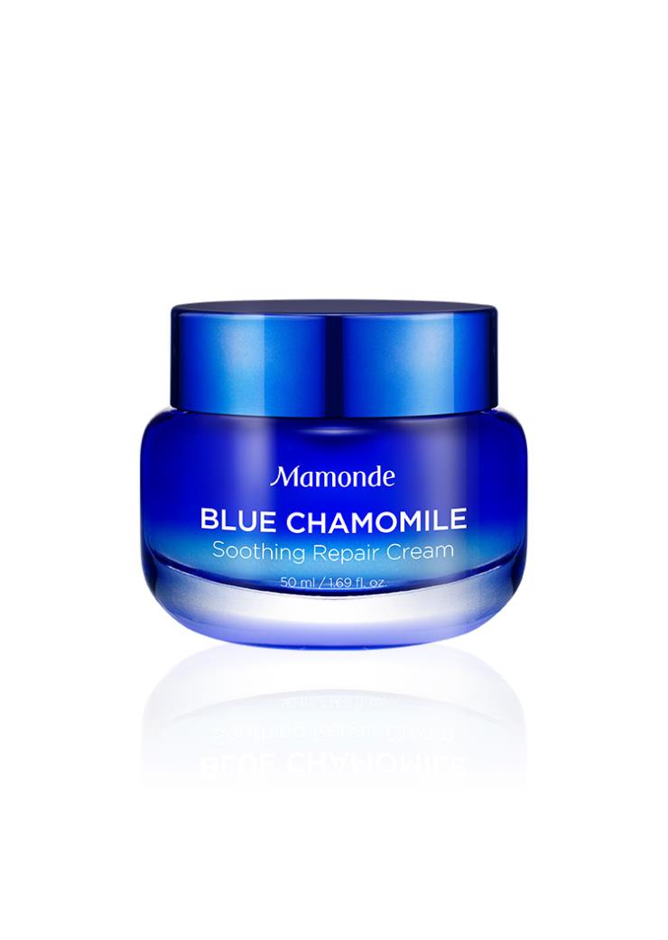 캐모마일에서 추출한 아줄렌 성분이 함유된 저자극 수분 진정 크림인 블루 캐모마일 수딩 리페어 크림. 3만2천원, Mamonde. 