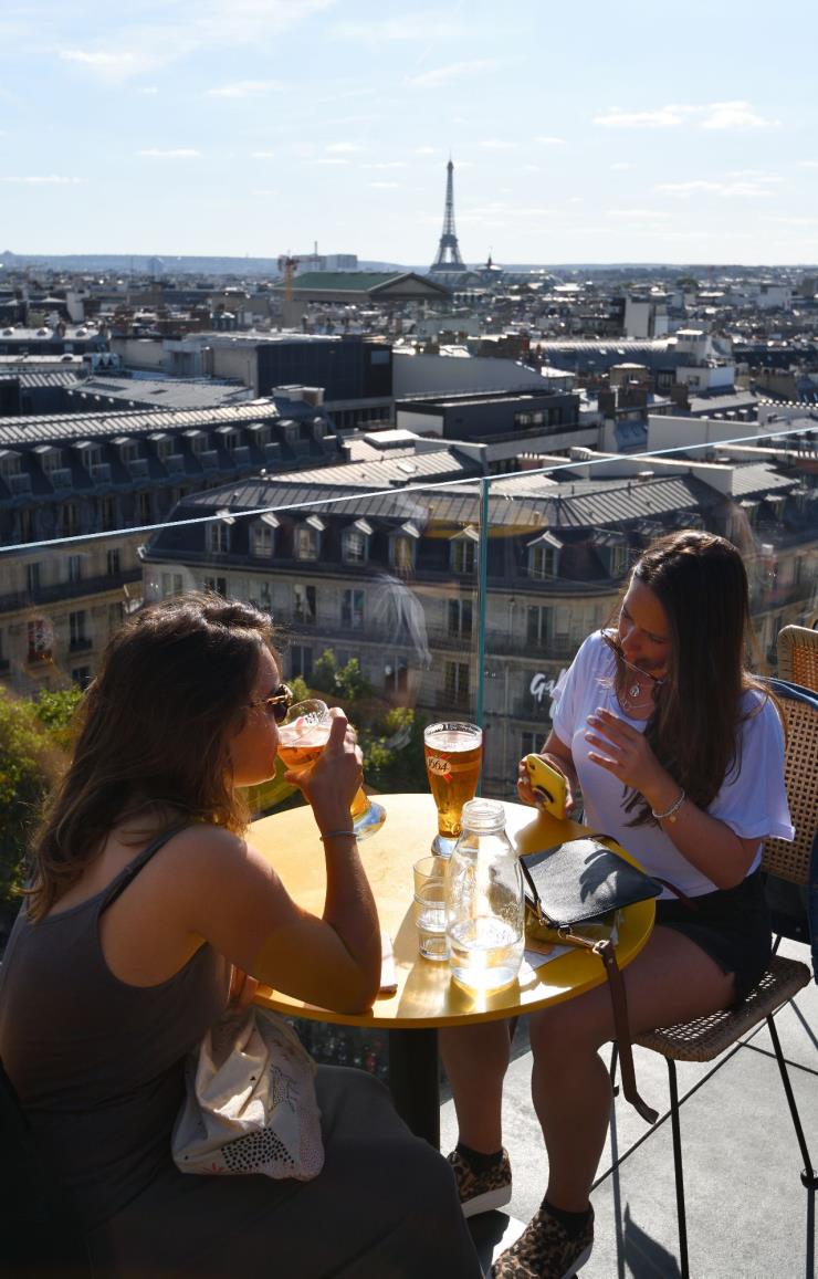 에펠탑이 바라보이는 갤러리 라파예트 루프톱에 앉아 맥주를 즐기는 프랑스 여자들. ⓒGetty Images