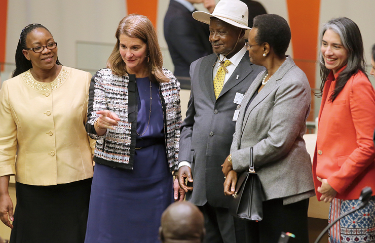 우간다 대통령 요웨리 카구타 무세베니, 여성 동료들과 함께한 포토 타임. 