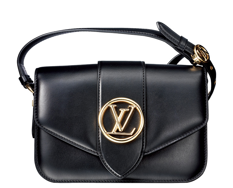 골드 로고를 장식한 스퀘어 백은 가격 미정, Louis Vuitton.
