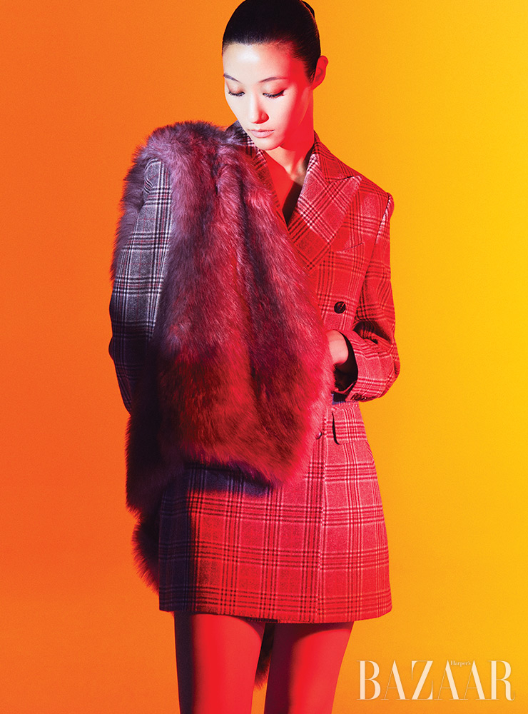 재킷은 2백19만원, 퍼 베스트는 98만원 Jaybaek Couture. 