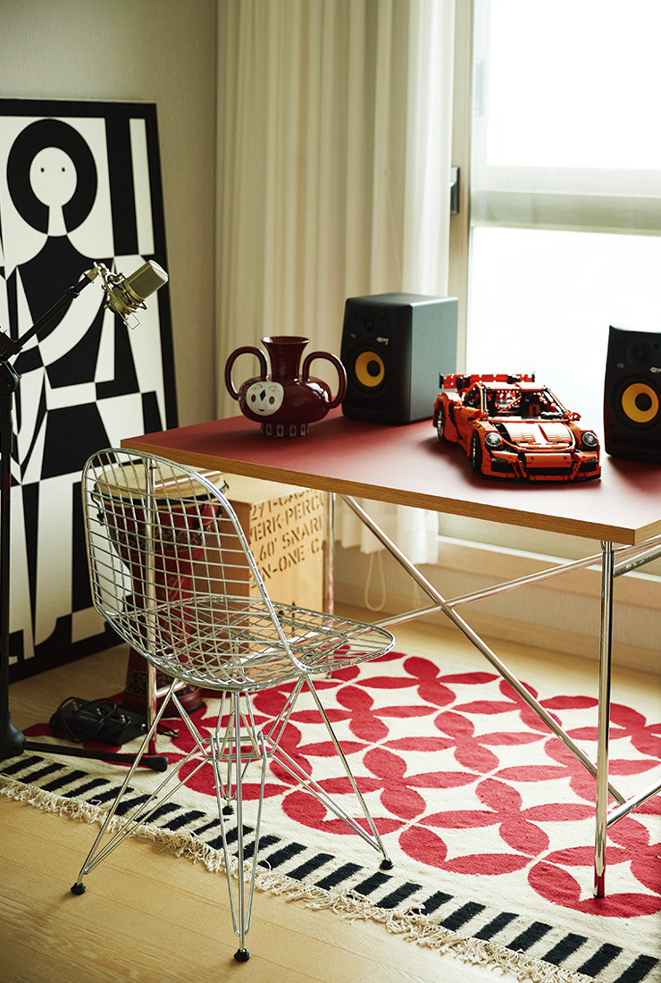 음악실에 깔린 화려한 무늬의 카펫은 ‘간’의 킬림 칸타니아 러그. 책상 위에는 하이메 아욘의 화병이 놓여 있다.