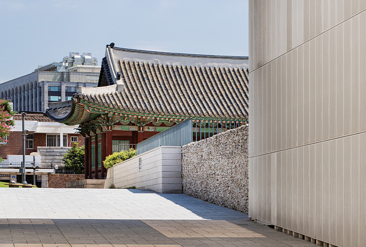 국립현대미술관 서울관의 뒤뜰에는 복원된 조선시대 종친부 건축물이 있다.