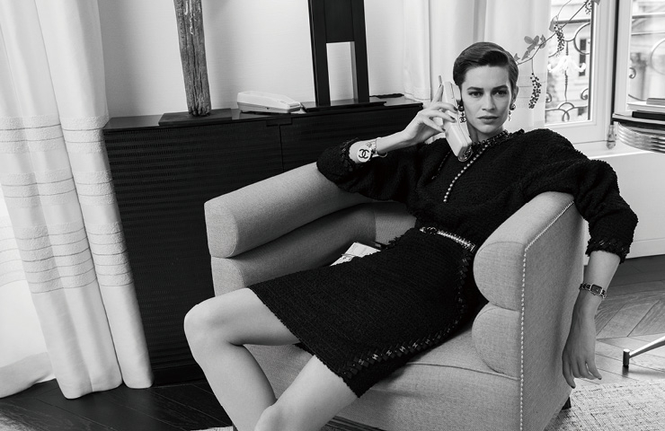 캠페인 속 리틀 블랙 드레스를 입은 모델 루이즈 드 셰비니. 