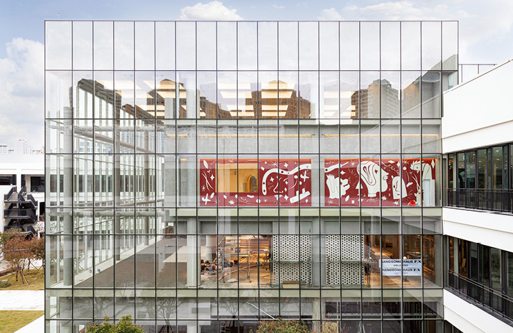 현대 프리미엄 아울렛 스페이스원 3층에 자리 잡은 모카 가든. 유리로 된 큐브 빌딩에서 하이메의 강렬한 그래픽이 눈에 띈다. 