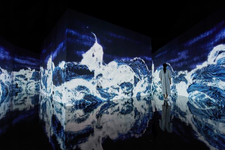 teamLab, ＜Black Waves: 거대한 몰입＞, 2020, Digital Installation, Continuous Loop, Sound: Hideaki Takahashi © teamLab, courtesy Pace Gallery
