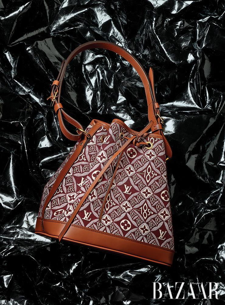 ‘Since 1854’ 자카드 패턴을 덧입은 ‘쁘띠 노에’ 버킷 백은 Louis Vuitton.