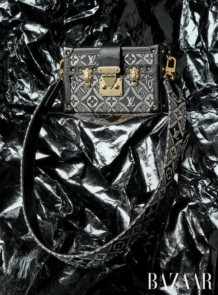 숄더 겸용 클러치로 활용 가능한 ‘쁘띠뜨 말’ 백은 Louis Vuitton.