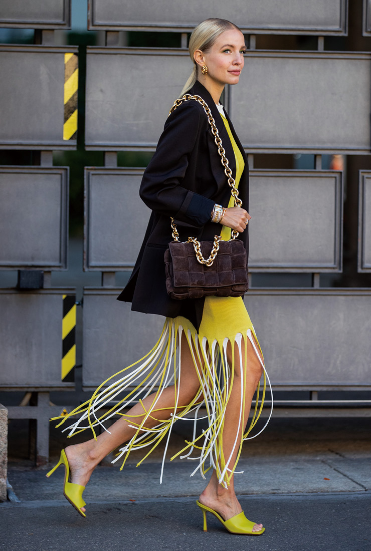  치렁치렁하게 늘어뜨린 프린지 장식으로 스타일에 생동감을 더한 독일의 패션 블로거 레오니 한느. 