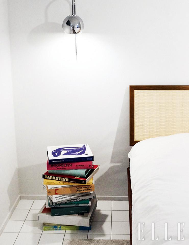 침대 옆에 쌓아둔 책들은 데커레이션뿐 아니라 사이드 테이블의 역할도 한다. 조명은 빈티지 제품. 침대는 Herman Miller.