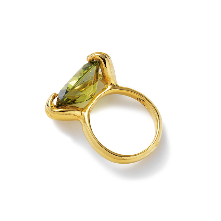 작은 두 손이 스톤을 감싼 모양이 독특한 반지는 24만1천원, Doigté.