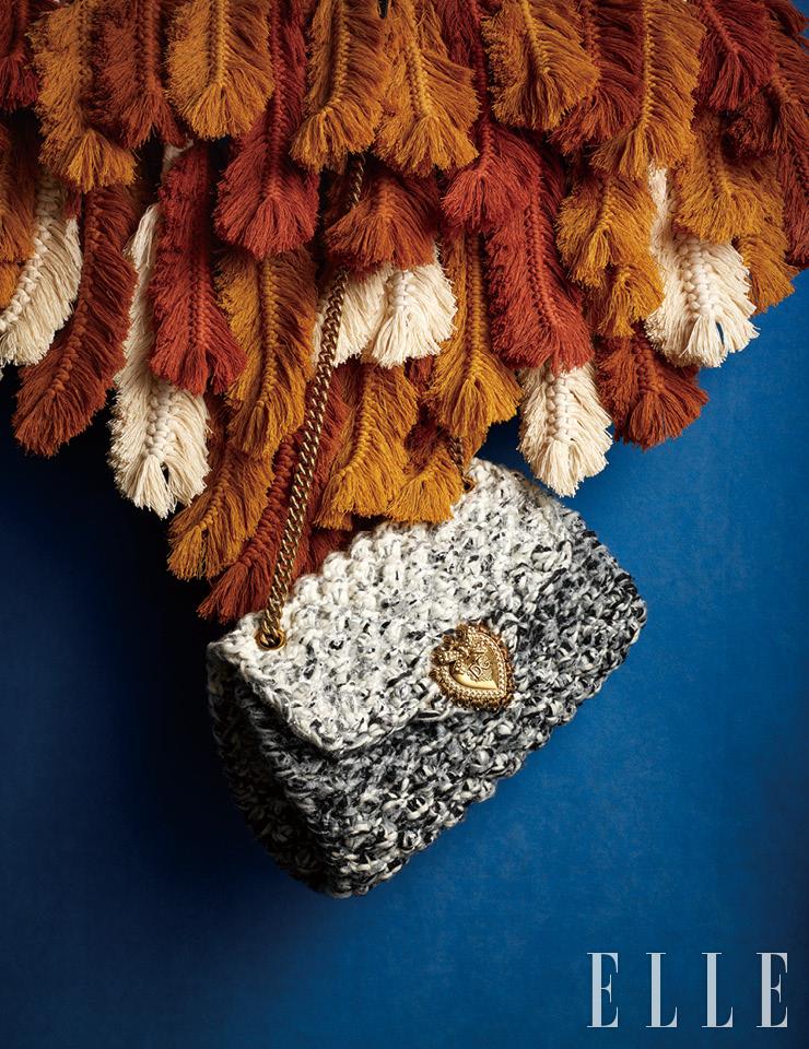 니트 체인 백은 3천6백95달러, Dolce & Gabbana. 프린지 작품은 Maya Slininger의 작품. 