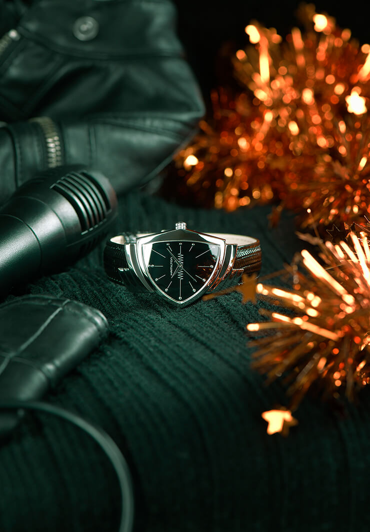 삼각형 다이얼이 돋보이는 최초의 배터리 시계 ‘벤츄라’. 엘비스 프레슬리가 착용한 시계로 유명하며, 영화 〈맨인블랙〉공식 시계이기도 하다. 1백21만원. 