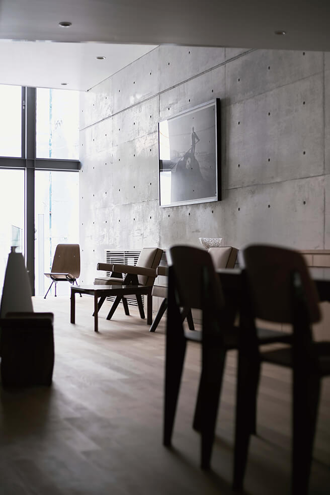 2층 리빙 룸의 전경. 창가에 놓인 의자는 장 푸르베의 ‘안토니 체어’. 벽면을 따라 놓인 두 개의 암체어는 피에르 잔느레의 작품.