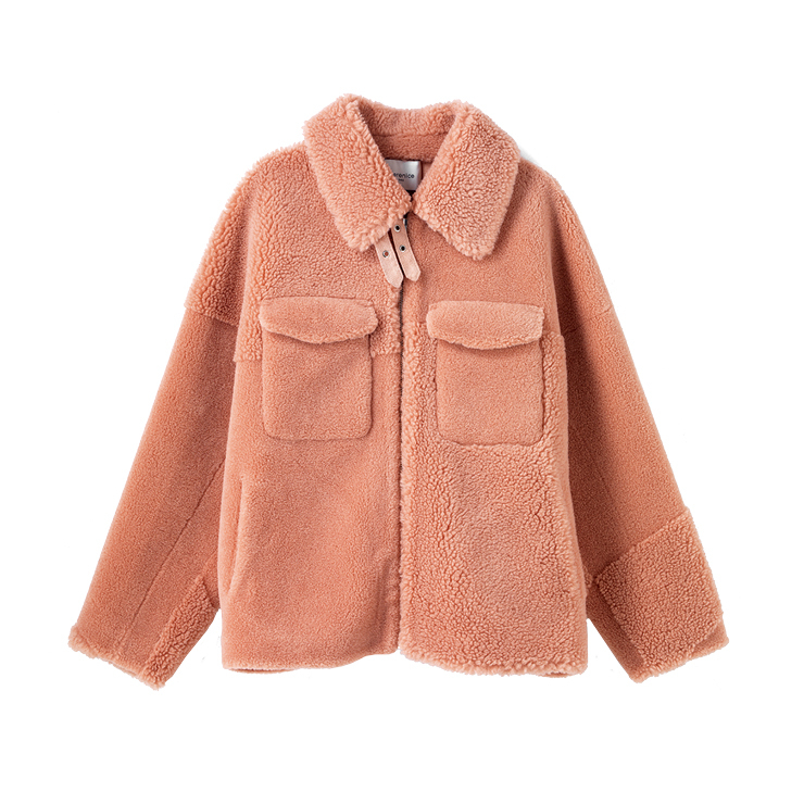 핑크 컬러와 큼직한 아웃포켓이 발랄한 분위기를 선사하는 재킷은 53만9천원, Berenice. 