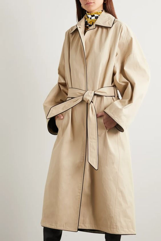 발렌시아가 트렌치 코트도 50% 할인이다. 베이식한 디자인이라 꾸준히 입을 수 있다. ©NETAPORTER