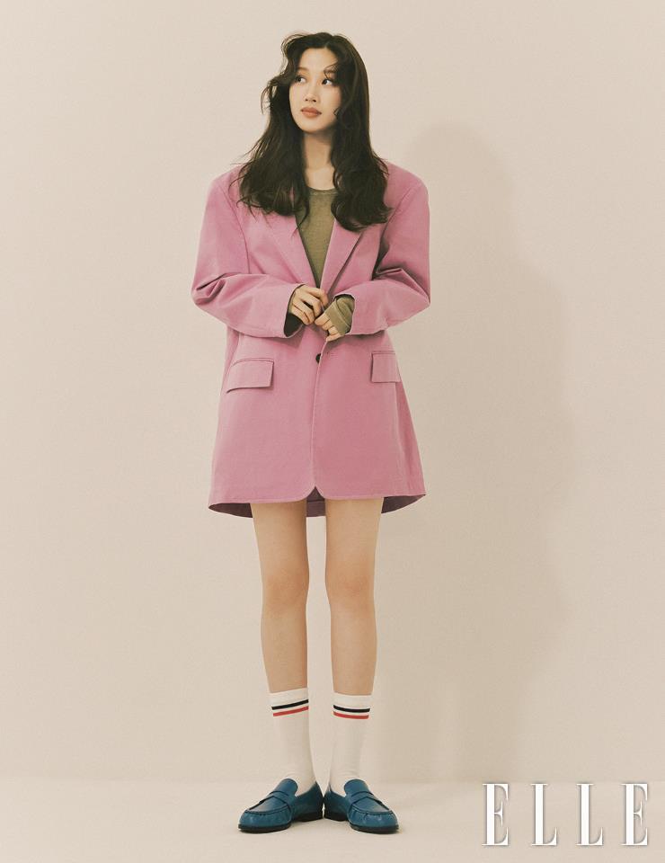 핑크 컬러 재킷과 이너 톱, 슈즈는 모두 Tod’s. 화이트 삭스는 Wooyoungmi. 