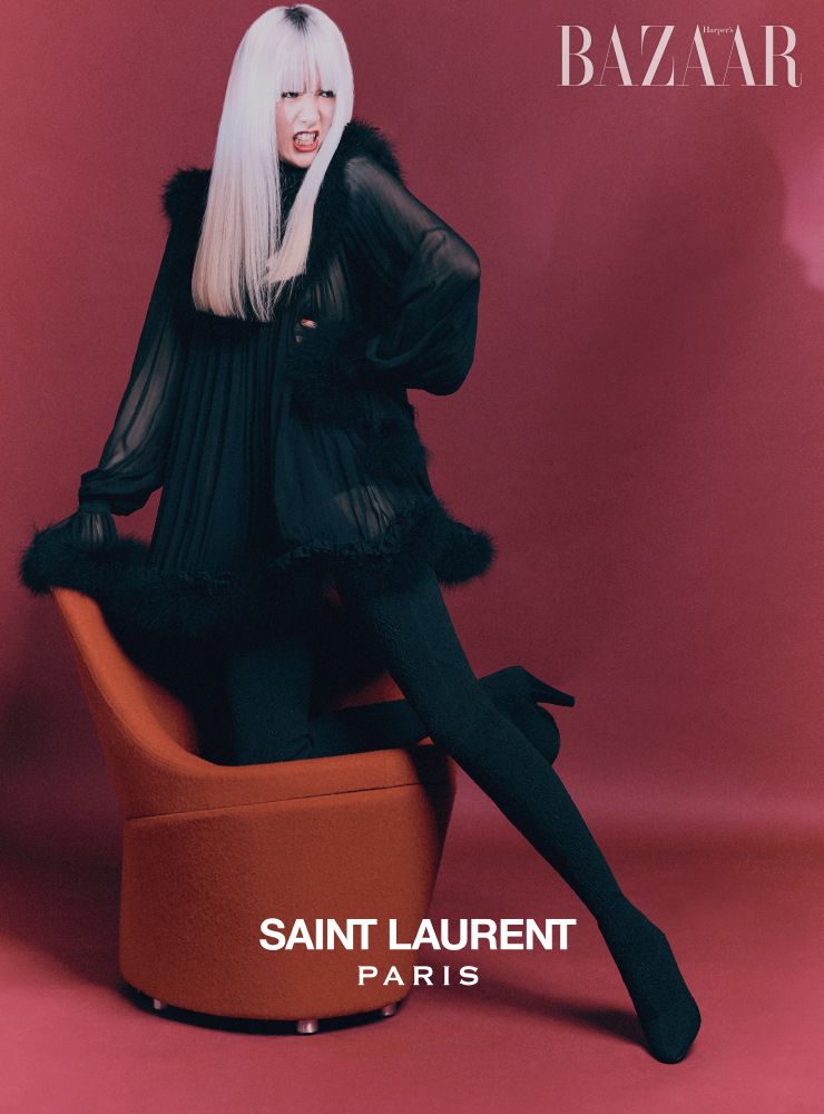 깃털 장식 시스루 드레스, 사이하이 부츠는 Saint Laurent by Anthony Vaccarello.