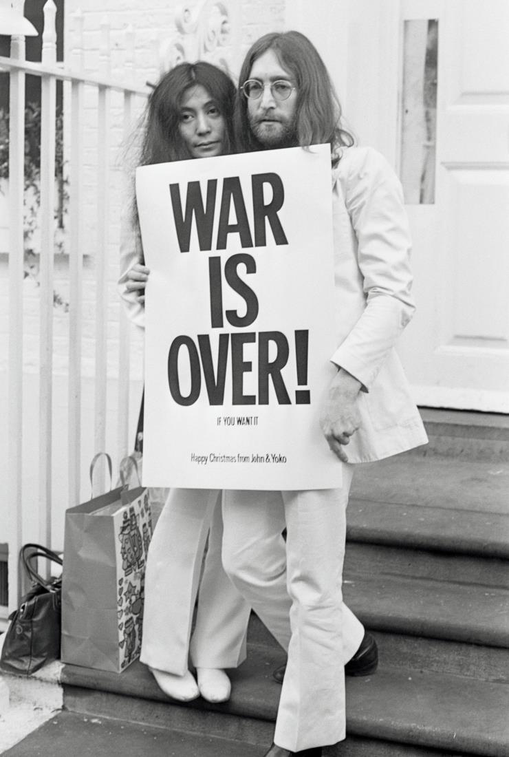 1969년 반전 캠페인 피켓을 든 존 레논과 오노요코. 