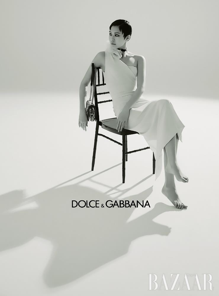 원 숄더 드레스, 플라워 초커, 체인 백은 모두 Dolce & Gabbana.