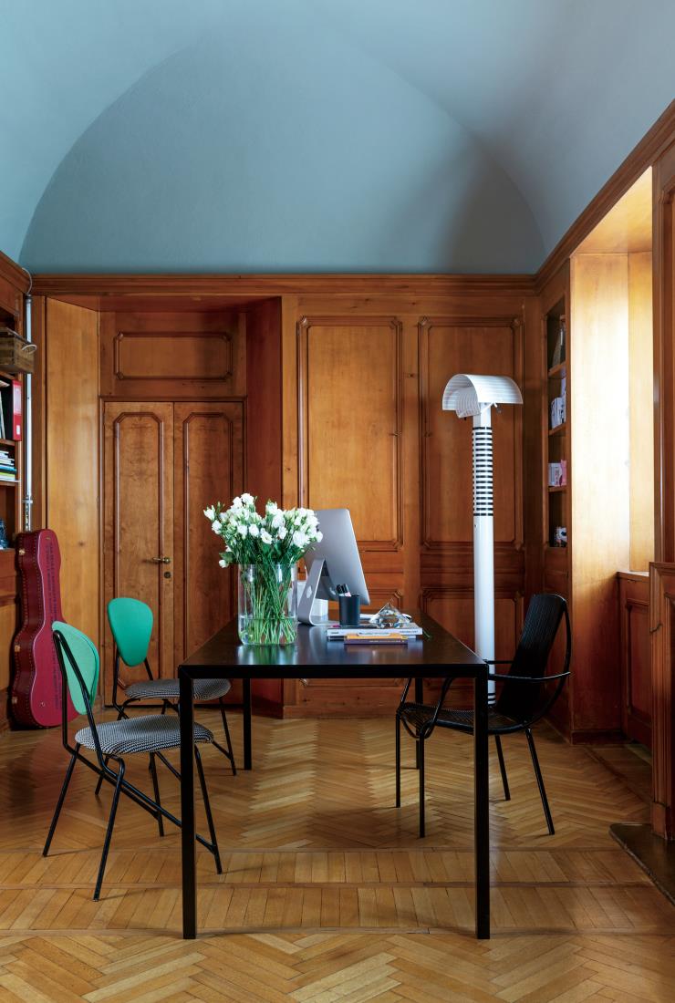 빈티지 의자들과 책상은 모두 밀라노의 빈티지 편집 숍 라이몬도 가라우에서 구입했다. 구석에 놓인 쇼군 스탠드 램프는 마리오 보타가 디자인한 아르테미데 제품. 벽난로 위에 걸린 ‘백 레이디’는 마르셀 코르데이로의 작품. 
