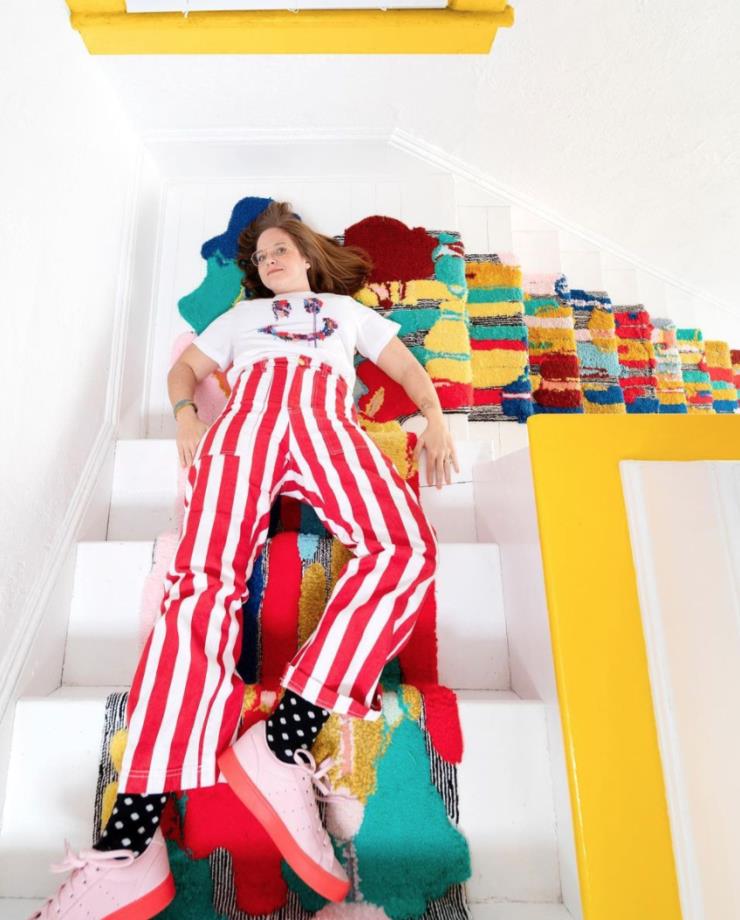  섬유 아티스트이자 열정적인 컬러 애호가 트리시 앤더슨(@trishandersonart)과 그녀의 터프팅 아트.