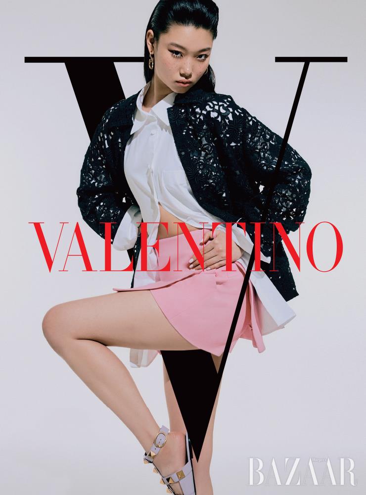 레이스 재킷은 6백15만원, 셔츠는 1백39만원, 스커트는 2백30만원 모두 Valentino. 로고 귀고리는 39만원, 스터드 슈즈는 1백35만원 Valentino Garavani.
