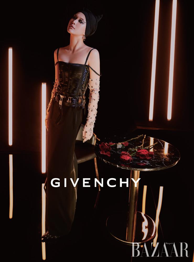 드레스는 6백만원대, 귀고리는 70만원대, 주얼 장식 장갑은 가격 미정, 벨트는 2백60만원대, 슈즈는 가격 미정 모두 Givenchy.