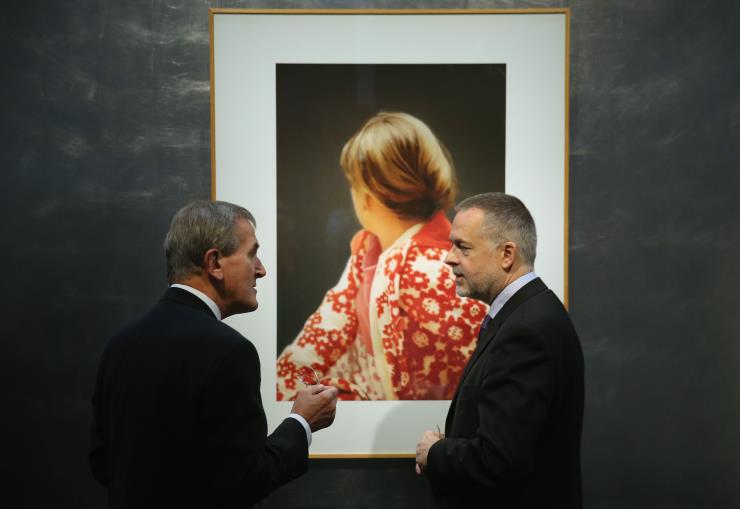 게르하르트 리히터의 '사진 회화'를 대표하는 작품 '베티(Betty ,Edition 75)' 앞에서 미술계의 거물들이 대화를 나누고 있다. 