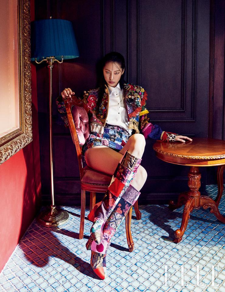  다채로운 장식이 돋보이는 브로케이드 재킷과 화이트 셔츠, 데님 패치워크 스커트, 롱부츠는 모두 Dolce & Gabbana.