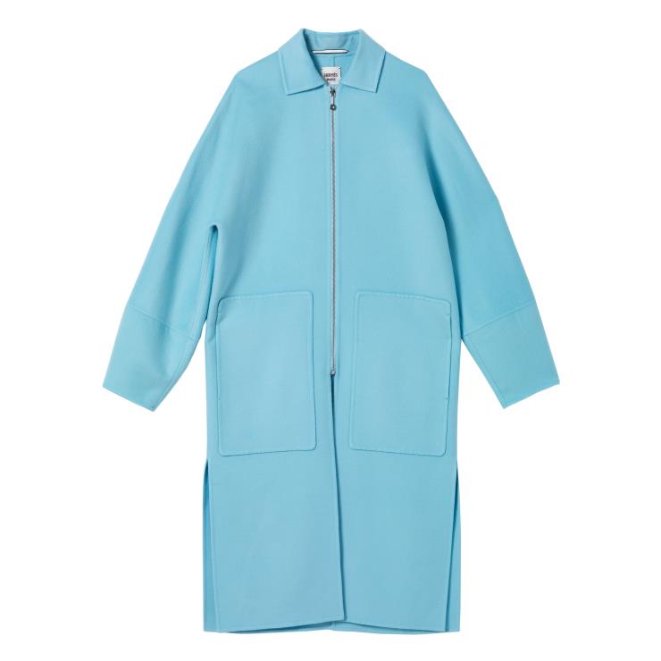 파스텔 블루 컬러의 캐시미어 코트는 가격 미정, Hermès.