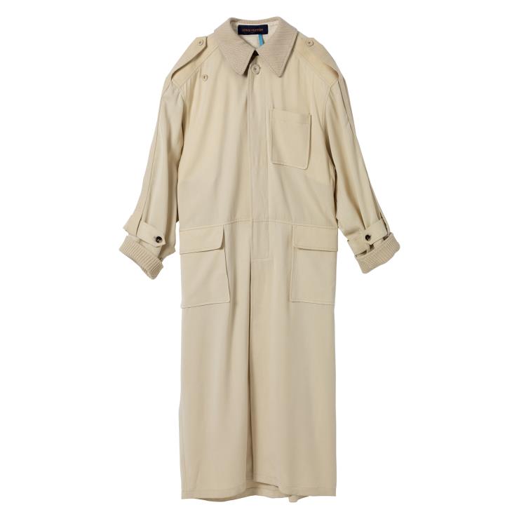 카라와 소매에 코듀로이로 포인트를 준 코트는 가격 미정, Louis Vuitton.