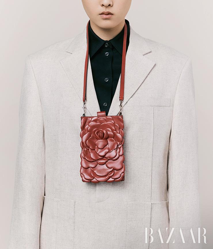  플라워 모티프 스트랩 백은 1백87만원 Valentino Garavani. 재킷은 1백23만원 Jacquemus by Mue. 셔츠는 가격 미정 Prada.
