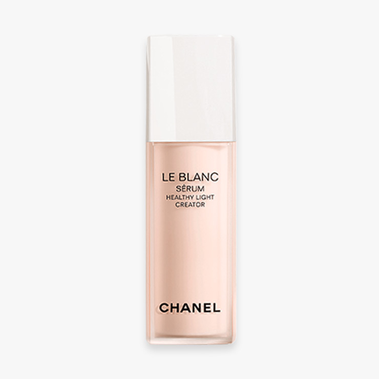 섬세하고 투명한 오일-인-워터 텍스처가 피부를 편안하게 감싸주며, 비타민 E 성분이 피부 결을 매끄럽고 균일하게 정돈해 주는 르 블랑 세럼, 19만원, Chanel. 