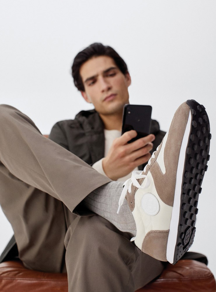 마시모 두띠 앱에서 새롭게 선보인 ‘슈즈 익스피리언스(Shoes Experience)’ 서비스. 증강 현실을 통해 신발을 착용해 볼 수 있다.
