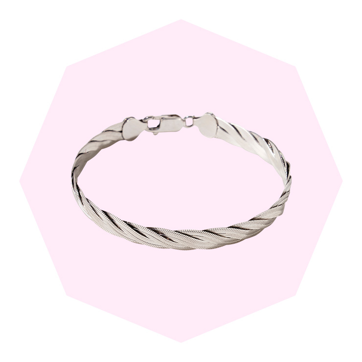 페페쥬의 매력을 대표하는 트레체 라인은 다이아몬드의 여러 커팅을 적용해 화려한 빛을 뿜어낸다.