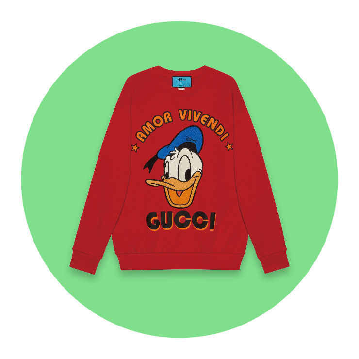 재배 및 제조 과정에서 화학물질 사용을 제한한 오가닉 코튼 소재의 도널드 덕 맨투맨 티셔츠는 1백80만원, Disney x Gucci. 