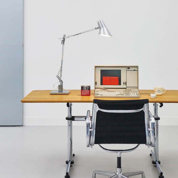 허먼 밀러사의 오피스 체어와 USM의 켈빈 T 책상. 그리고 그 위에 놓인 키토스 테이블 컴퓨터 IBM.