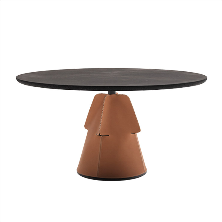 최고급 레더를 사용한 다리 디자인이 돋보이는 커피 테이블은 가격 미정, de Sede by Hpix.