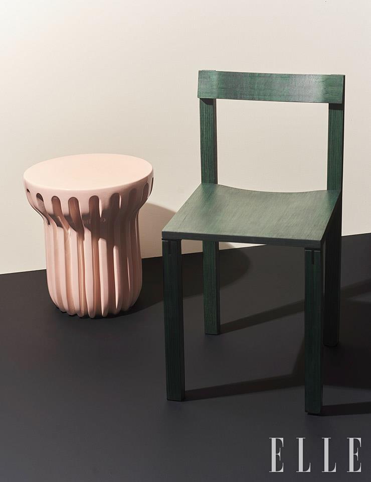 세라믹 식기 받침대는 8백37.80유로, Roche Bobois. 간결한 디자인의 의자는 2백90유로, Léonard Kadid by Kann Design.