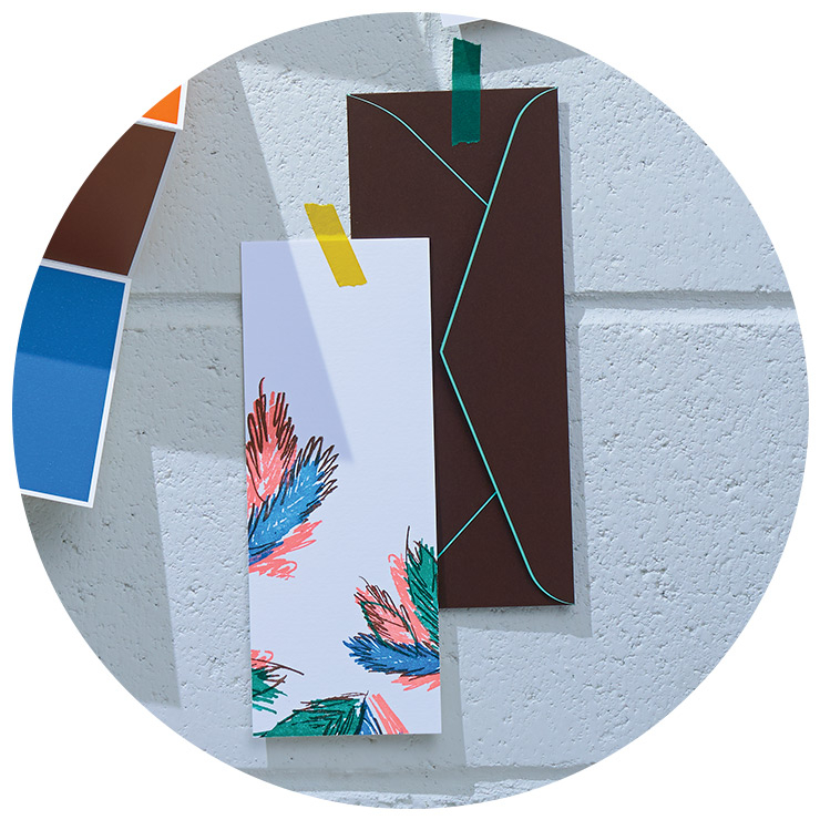 레터프레스 기법으로 깃털을 표현한 도톰한 카드와 봉투는 8천원 Tool Press by Point of View.