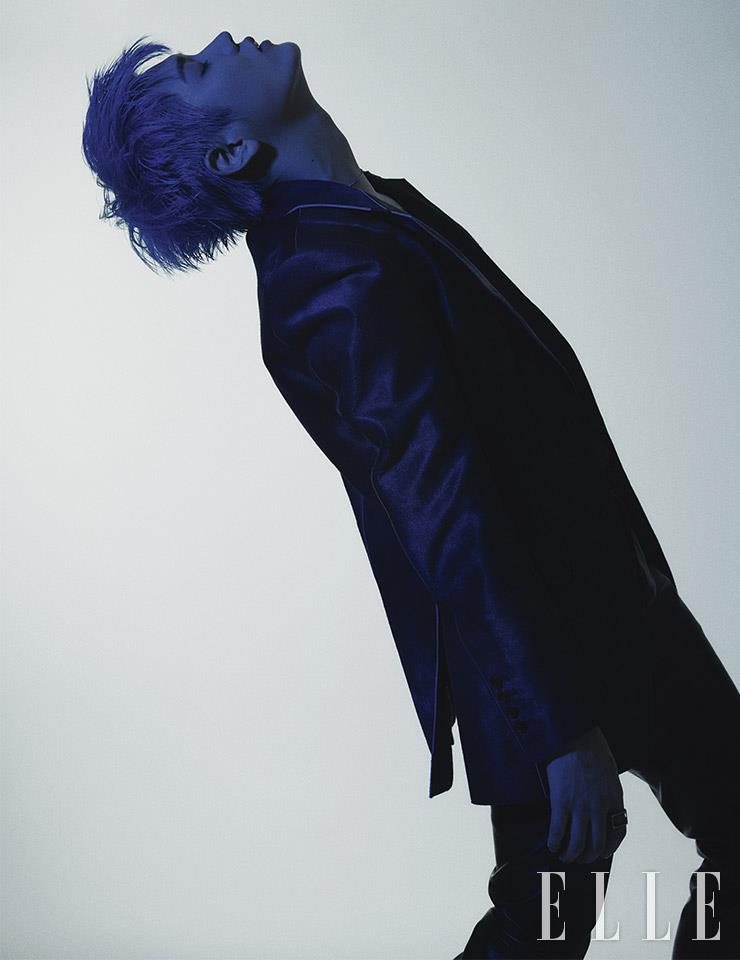  블루 재킷은 Kimseoryong. 반지는 Martin Margiela. 팬츠는 스타일리스트 소장품.